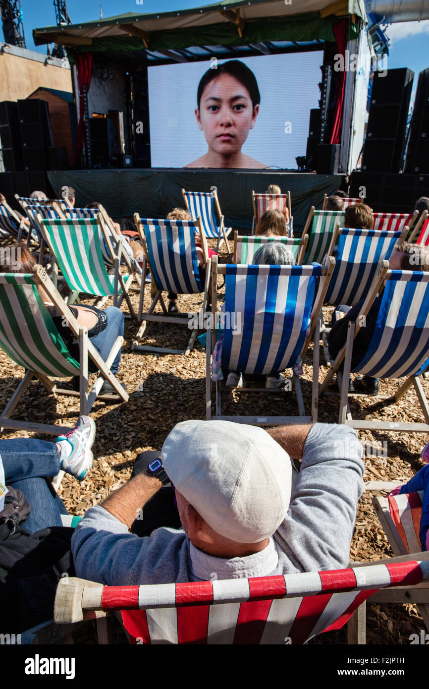 Menschen entspannen Sie sich auf Liegestühlen beobachten Filmclips bei Banksy Dismaland in Weston Super Mare Stockfoto