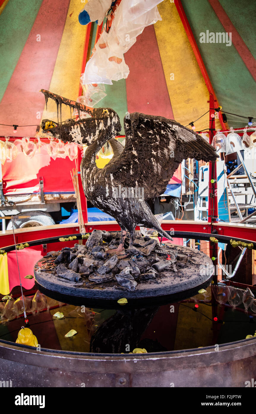 Geölte Pelican Skulptur auf dem Haken eine Ente aus Muck Belustigung bei Banksy Dismaland in Weston Super Mare UK Stockfoto