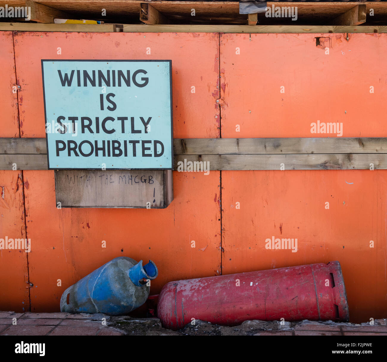 Gewinnen ist strengstens verboten Schild hinter der Schießbude bei Banksy Dismaland in Weston Super Mare UK Stockfoto