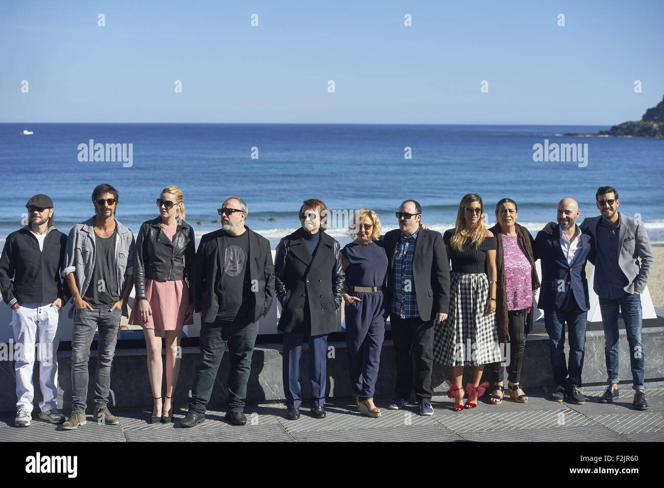 San Sebastian, Baskenland, Spanien. 20. Sep, 2015. Raphael, Mario Casas, Carlos Areces, Santiago Segura, Carmen Machi, Blanca Suarez, Terele Pavez, Carolina Bang, Alex De La Iglesia, Hugo Silva posieren für "Mi Gran Noche" Fototermin während 63. San Sebastian International Film Festival am Zurriola Strand am 20. September in San Sebastian Credit: Jack Abuin/ZUMA Draht/Alamy Live News Stockfoto