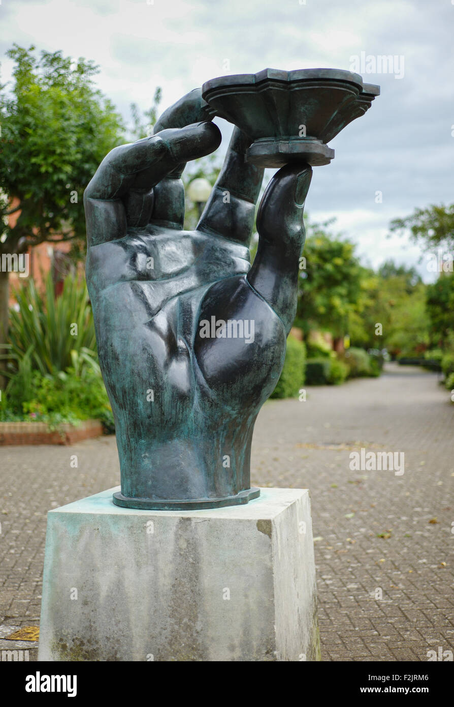 Hand der Flussgott auf Baltische Wharf Bristols schwimmenden Hafen - eine Bronzeskulptur von Vincent Woropay Stockfoto