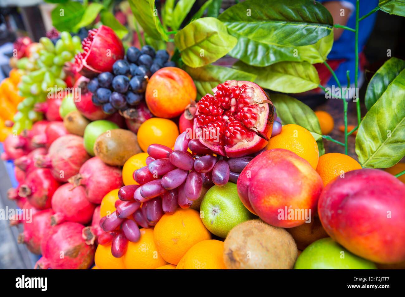 Viele verschiedene Früchte auf ein Schaufenster. Straßenhändler verkaufen bunte exotische Früchte und Fruchtsäfte. Stockfoto