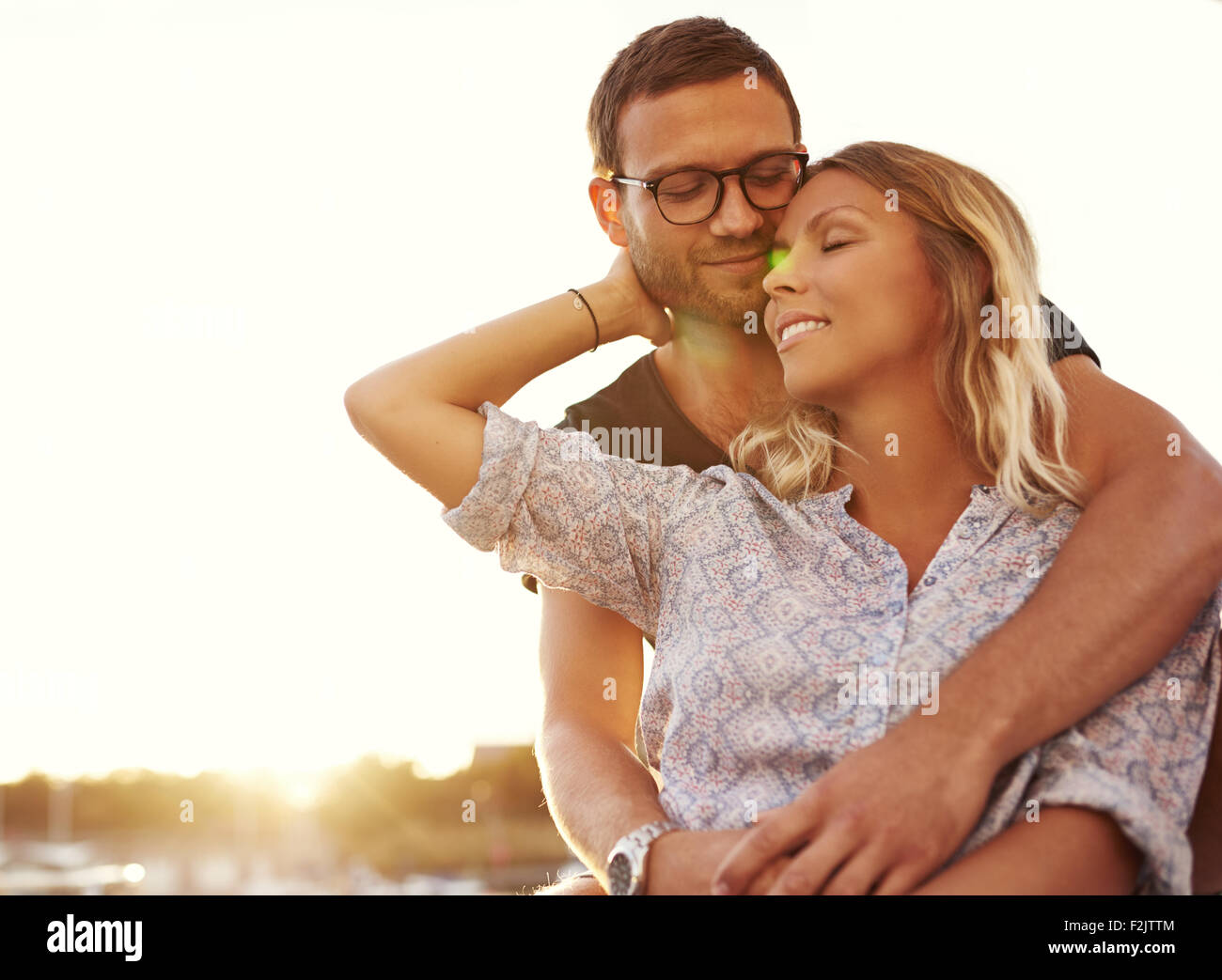 Er Ist Mit Seiner Frau Im Urlaub Und Schreibt Mir Mann und Frau im Urlaub an einem warmen Sommertag Stockfotografie - Alamy