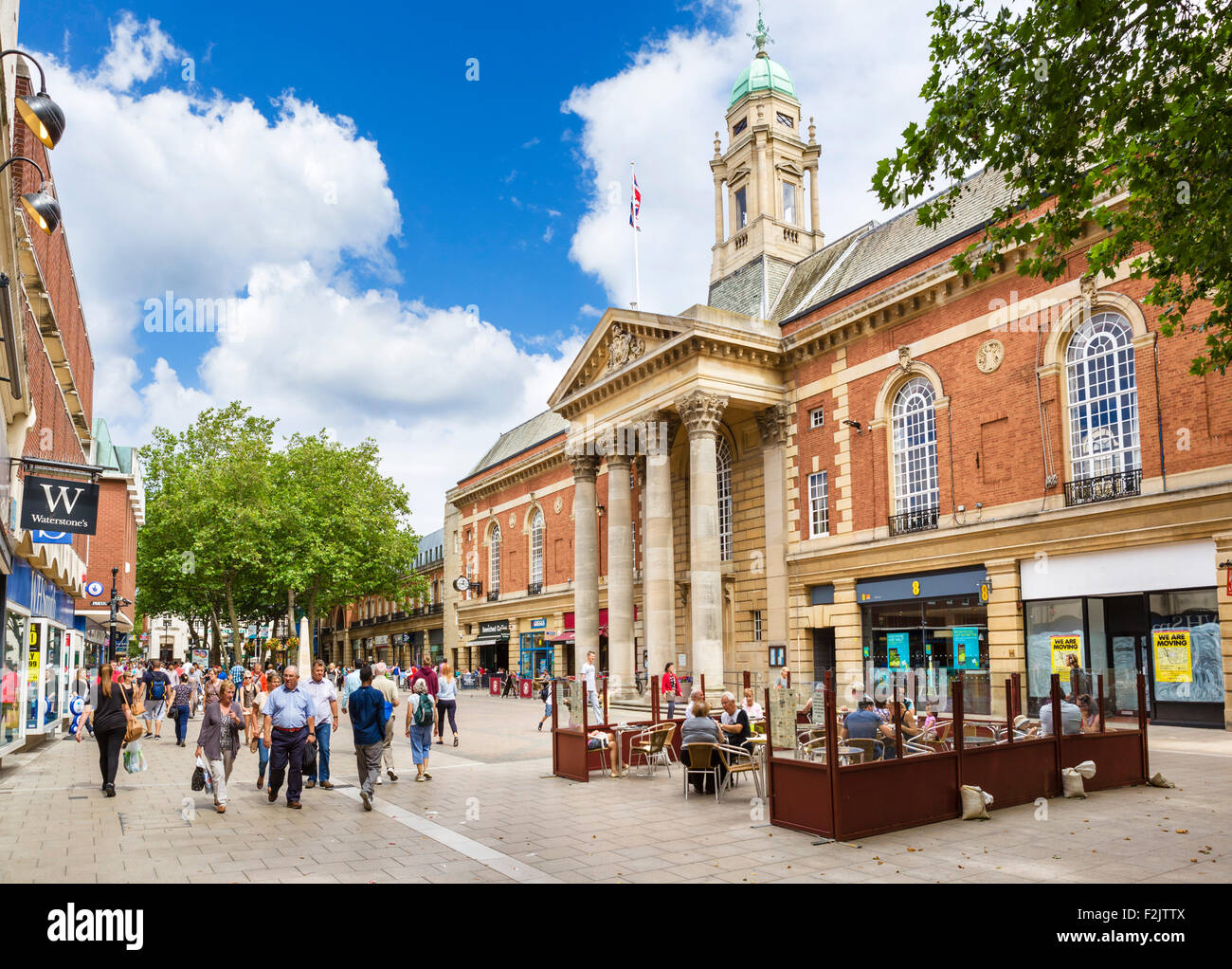 Geschäfte auf der Bridge Street in der Stadt-Zentrum mit dem Rathaus auf der rechten Seite, Peterborough, Cambridgeshire, England, UK Stockfoto
