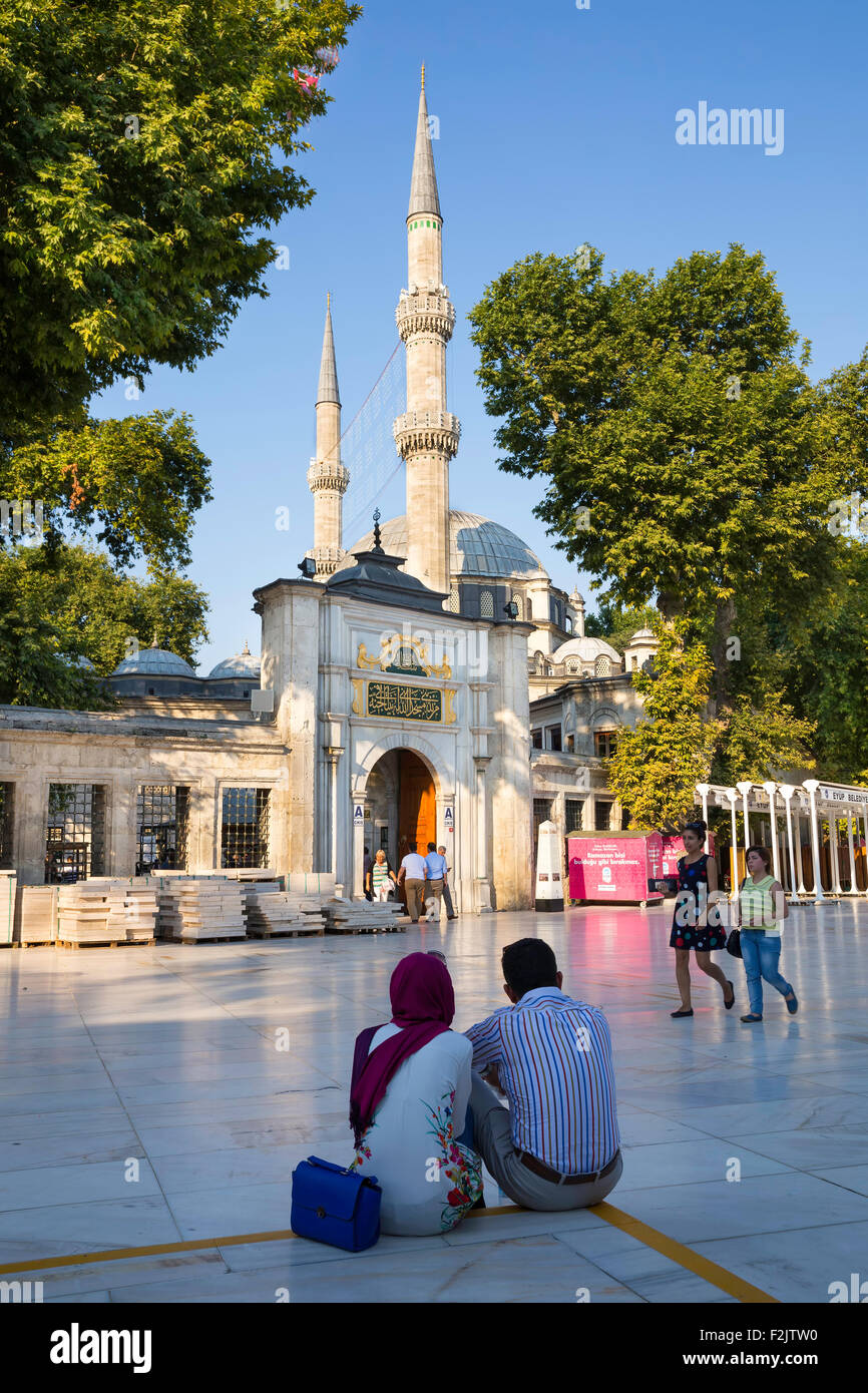 Touristen und türkischen Menschen zu Fuß in der Nähe der Eyüp-Sultan-Moschee Stockfoto