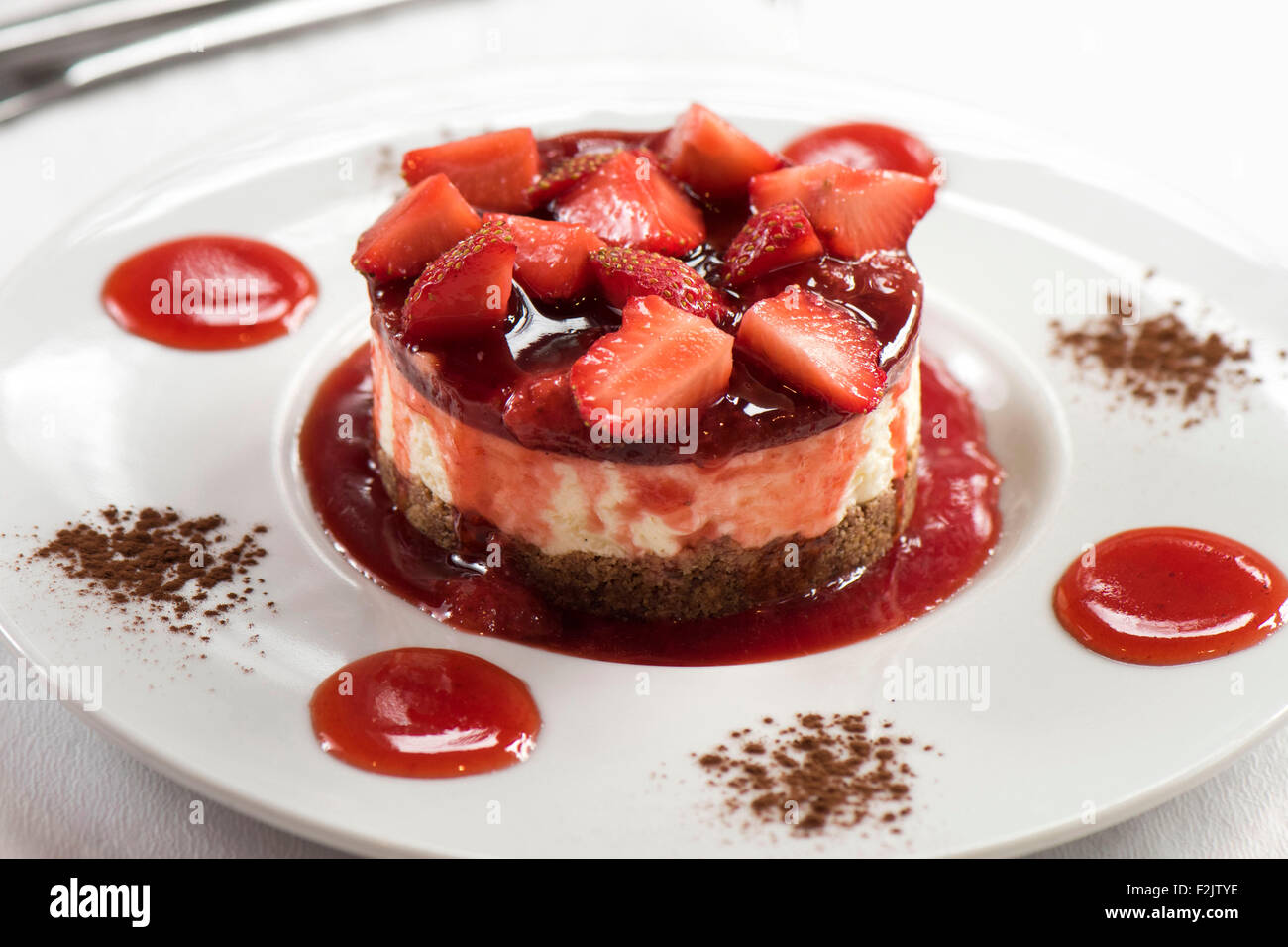 Rote Erdbeer Käsekuchen Dessert serviert in einem italienischen Restaurant. Stockfoto