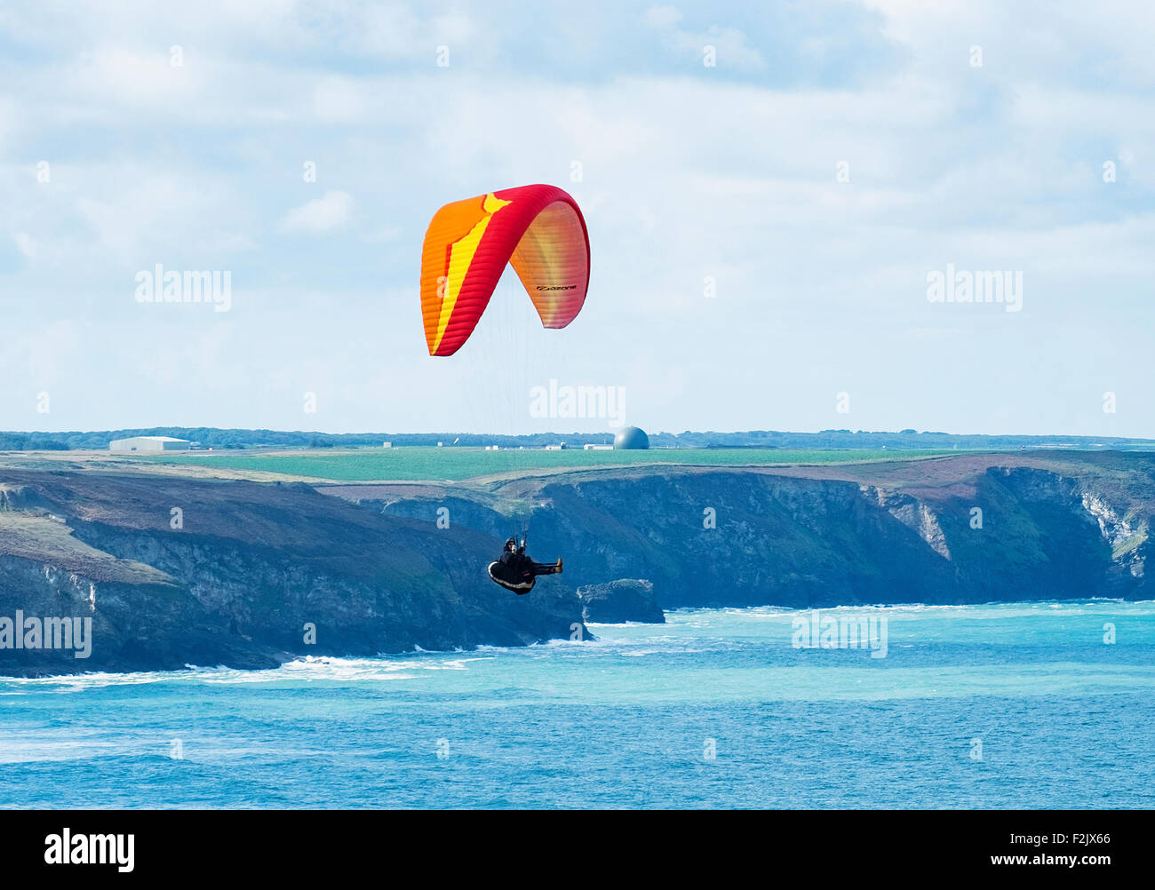 ein Gleitschirm gleiten über das Meer in Extrameldung Kopf auf der Küste von Cornwall, England, uk Stockfoto
