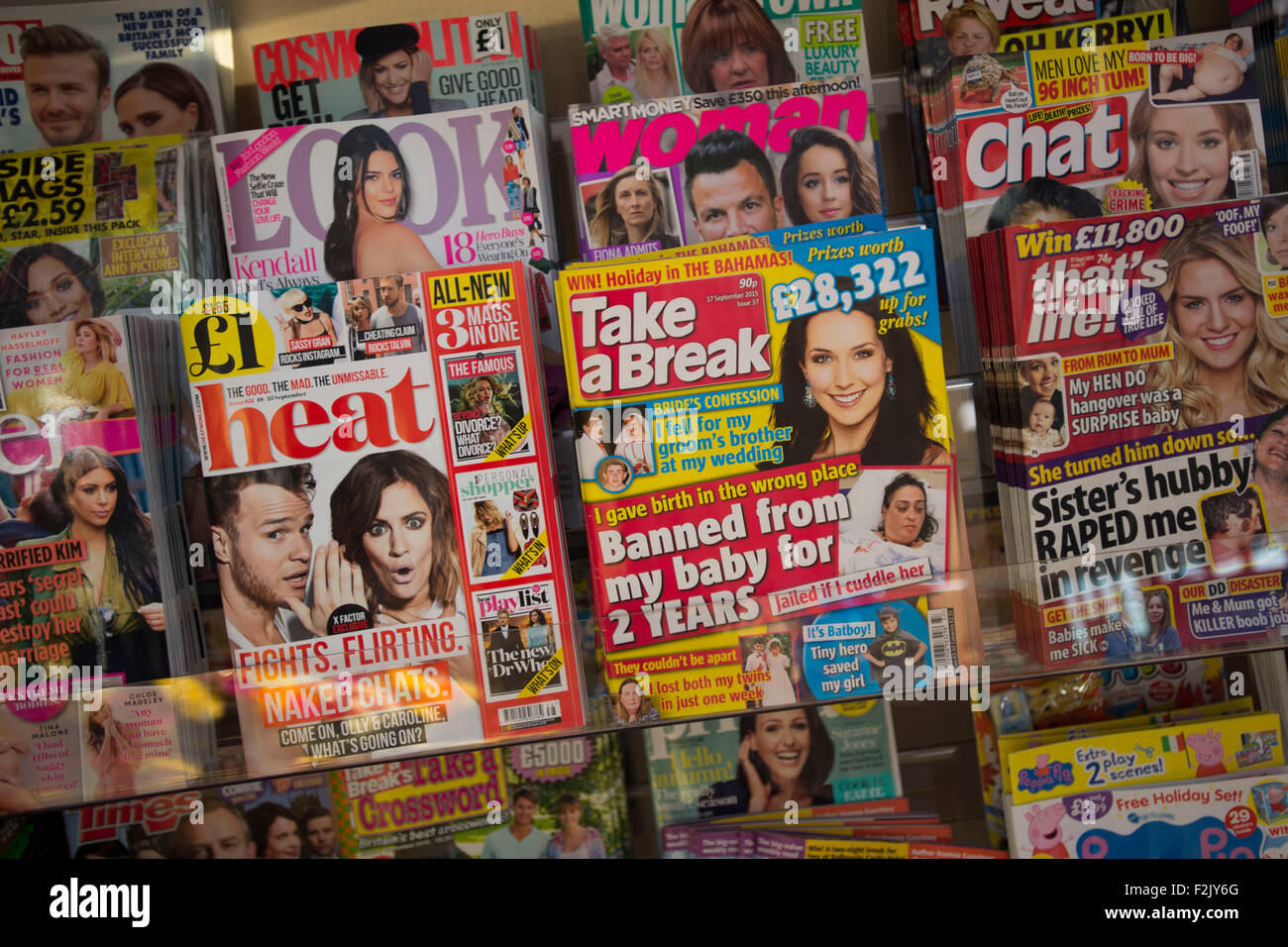 Womens und Celebrity Magazine zum Verkauf an einen Kiosk. Stockfoto