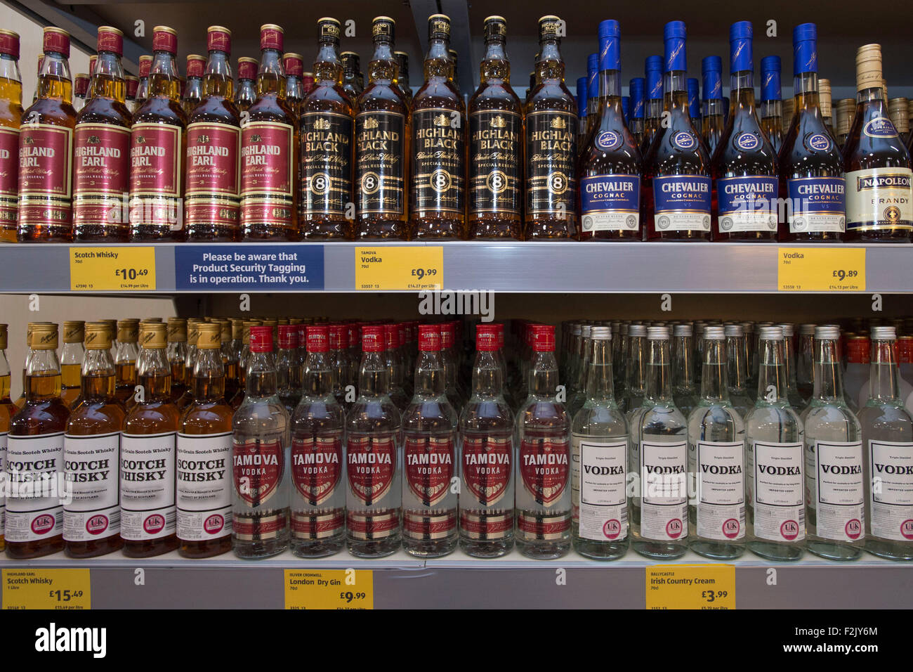 Alkoholischen Flaschen zum Verkauf in einem Supermarkt. Stockfoto