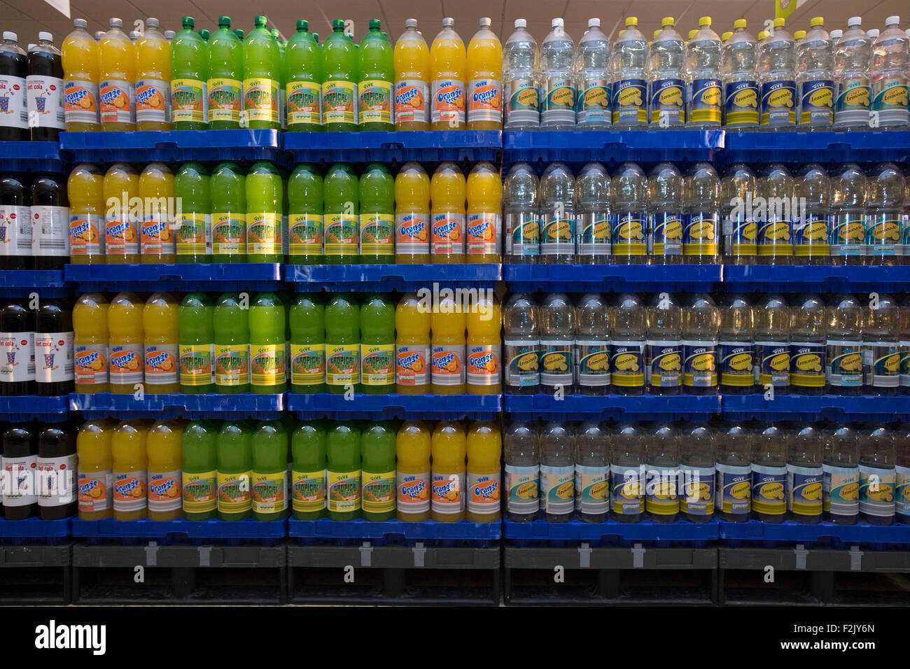 Zuckerhaltige Limonaden auf Verkauf in einem Supermarkt. Stockfoto