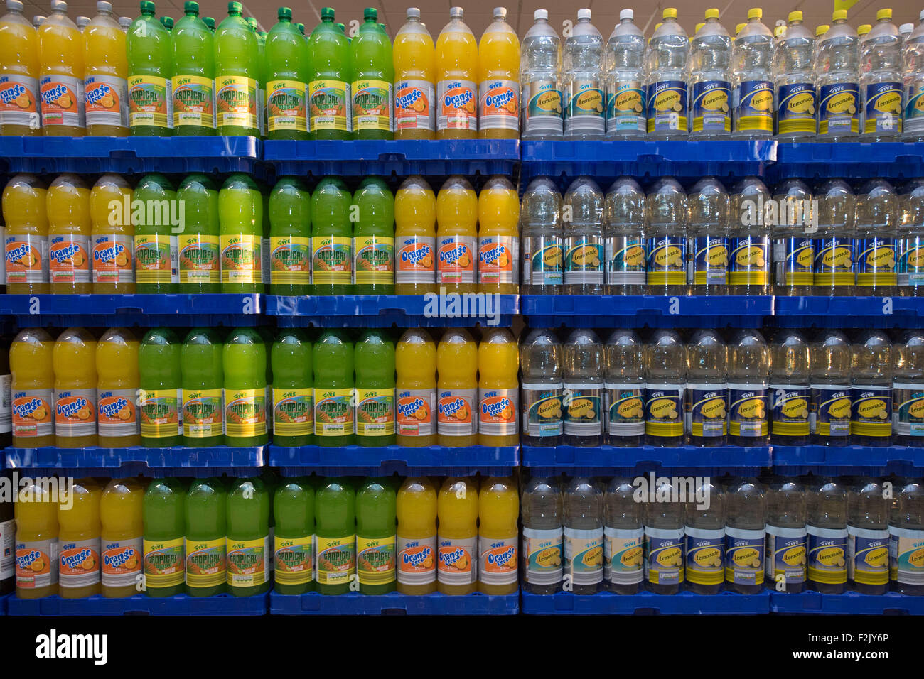 Zuckerhaltige Limonaden auf Verkauf in einem Supermarkt. Stockfoto