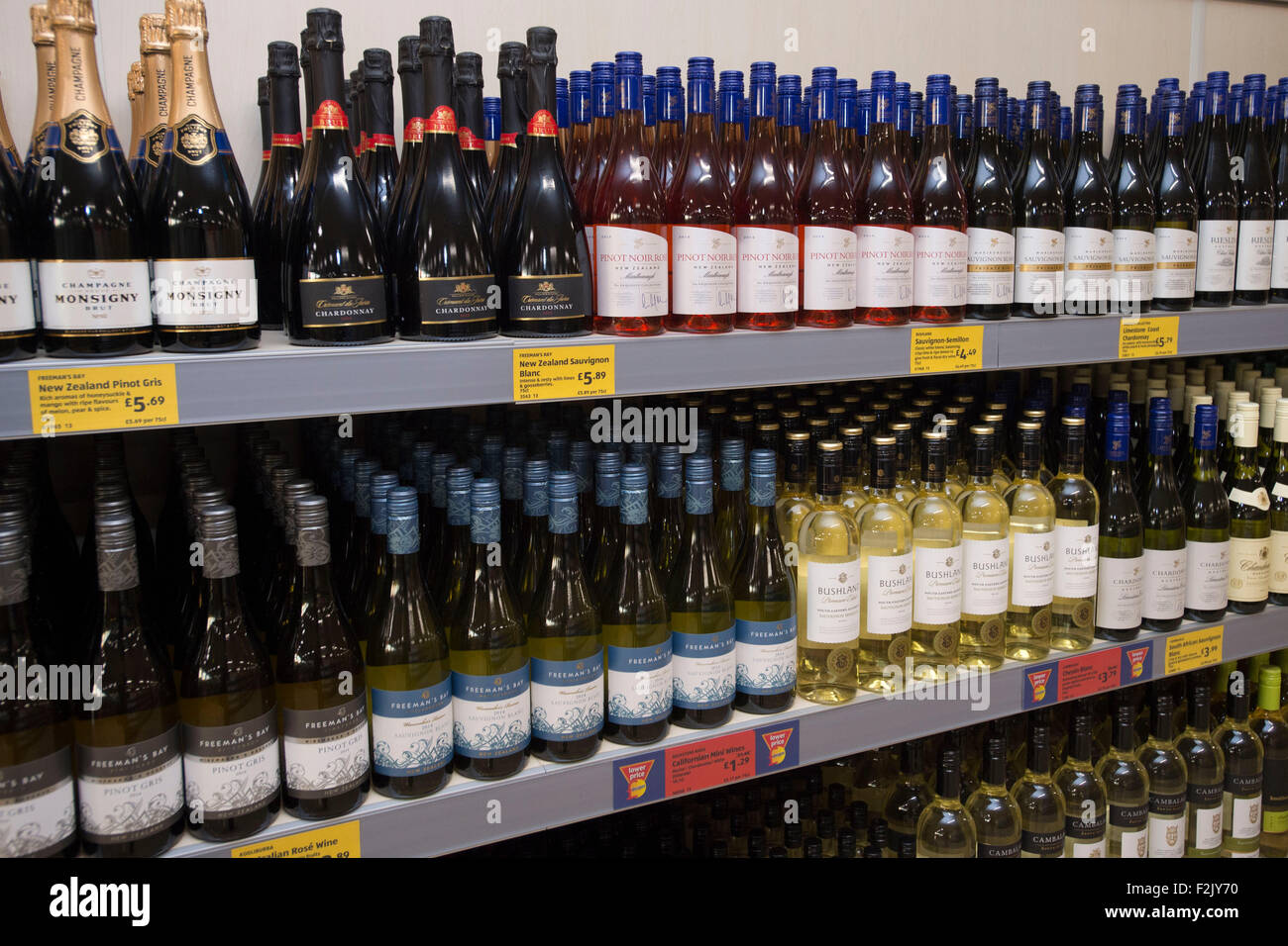 Flaschen rot- und Weißwein in einen Supermarkt verkauft. Stockfoto