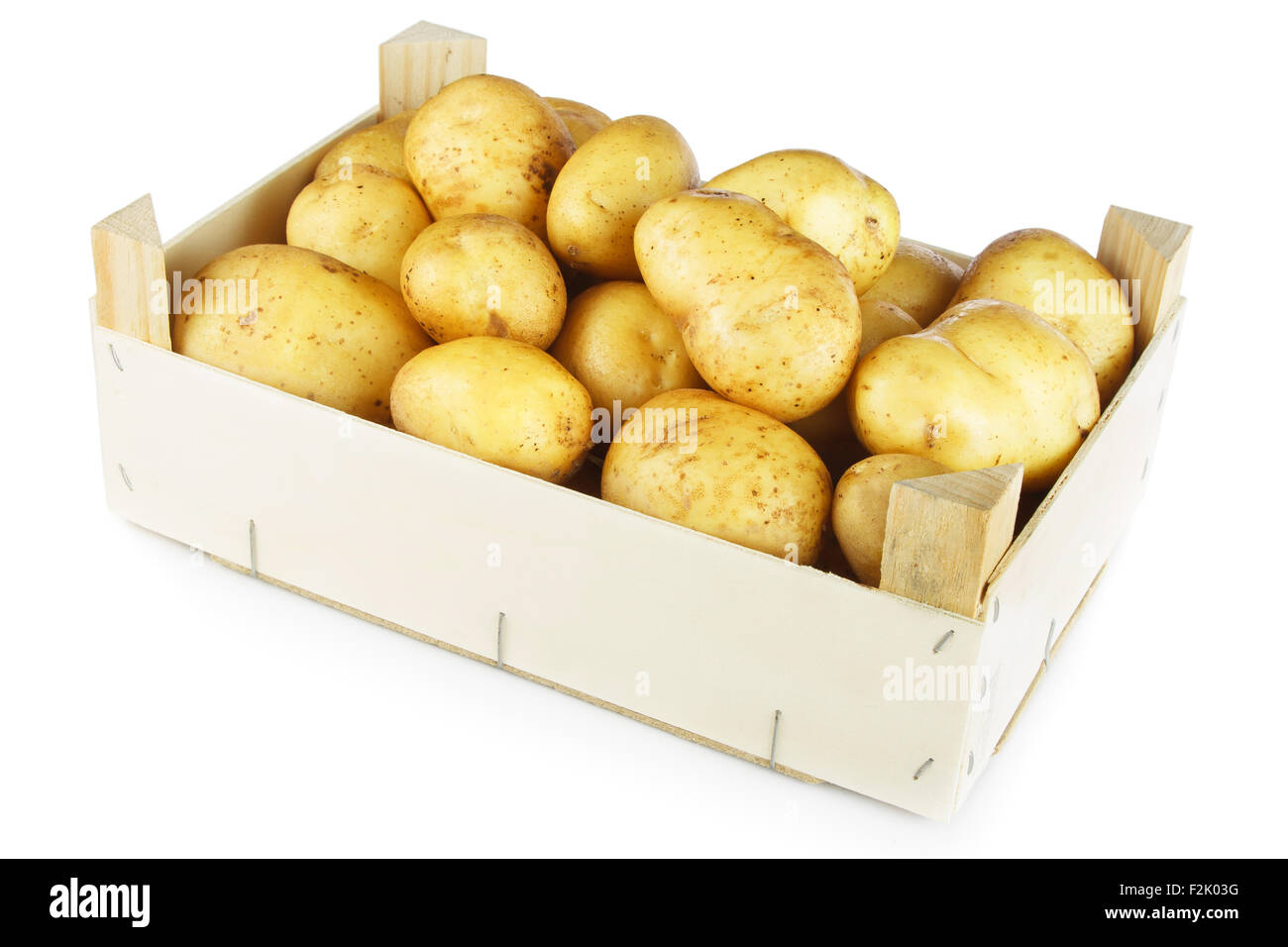 Kartoffel in Holzkiste isoliert auf weißem Hintergrund Stockfoto