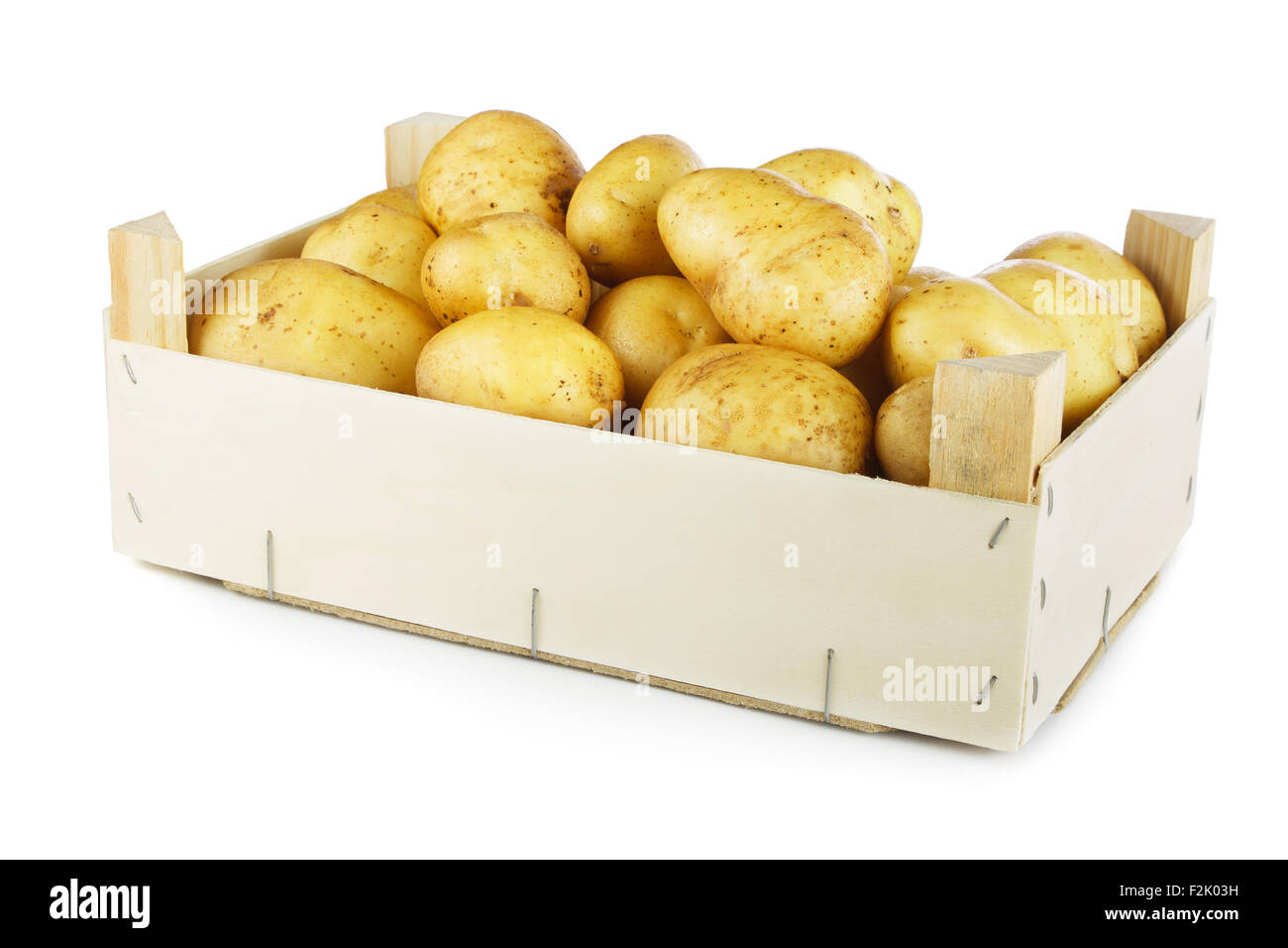 Kartoffeln in Holzkiste isoliert auf weißem Hintergrund Stockfoto