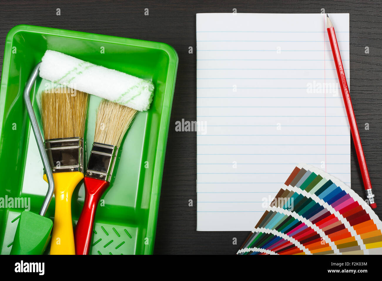 Vorbereitung zur Malerei. Leeres weißes Papier und Bleistift auf einem Schreibtisch aus Holz Stockfoto