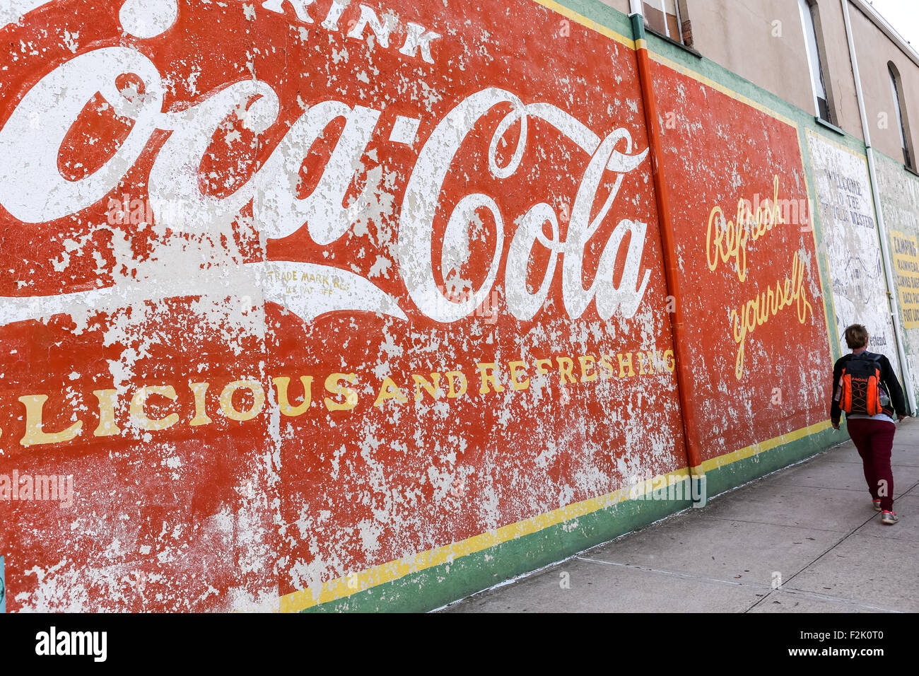 Altes Coca Cola Schild gemalt auf einem Gebäude an der Main Street in der Innenstadt von Greenville, South Carolina. Stockfoto