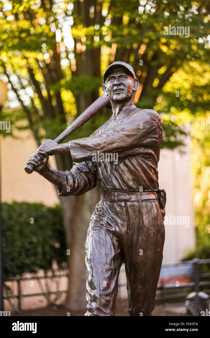 Shoeless Joe Jackson Baseball Spieler Statue im West End Historic District auf der Main Street in der Innenstadt von Greenville, South Carolina. Stockfoto