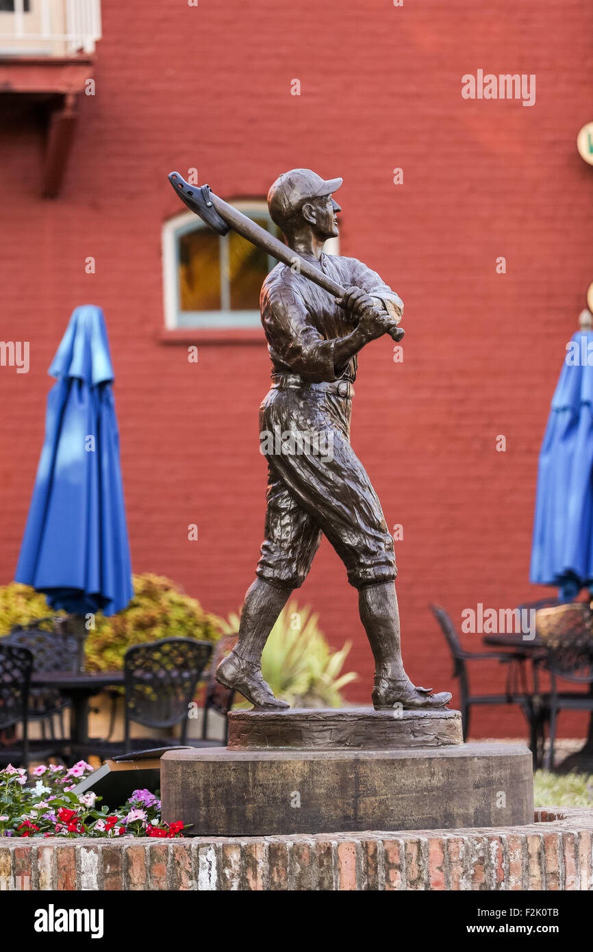 Shoeless Joe Jackson Baseball Spieler Statue im West End Historic District auf der Main Street in der Innenstadt von Greenville, South Carolina. Stockfoto