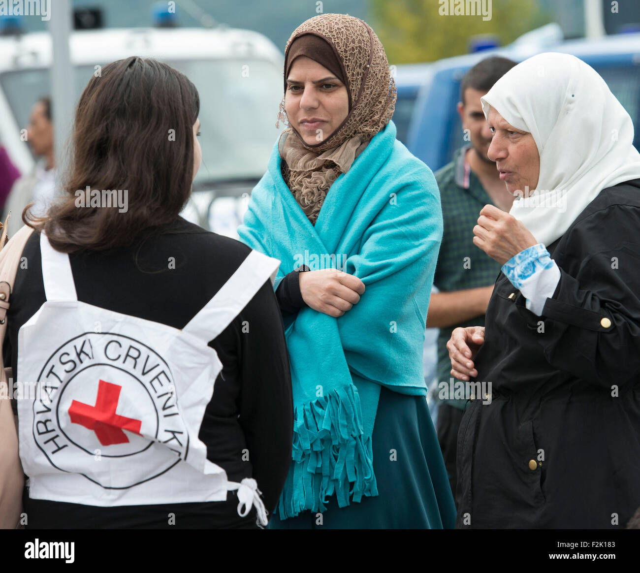 Zagreb, Zagreb. 20. Sep, 2015. Einem kroatischen roten Kreuz freiwillige spricht mit Flüchtlingen in behelfsmäßigen Flüchtlingslager bei Bregana, kroatische Grenze mit Slowenien, westlich von Zagreb, 20. September 2015. Freiwillige aus Kroatien und anderen Ländern versuchen, Flüchtlingen zu helfen, die darauf warten, die Grenze zu überqueren. © Miso Lisanin/Xinhua/Alamy Live-Nachrichten Stockfoto