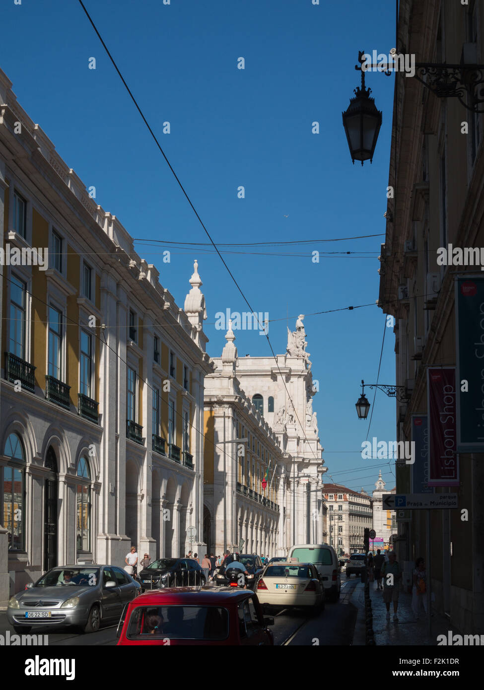 Side Streetview zu Comercio Platz in Baixa Pombalina Stockfoto