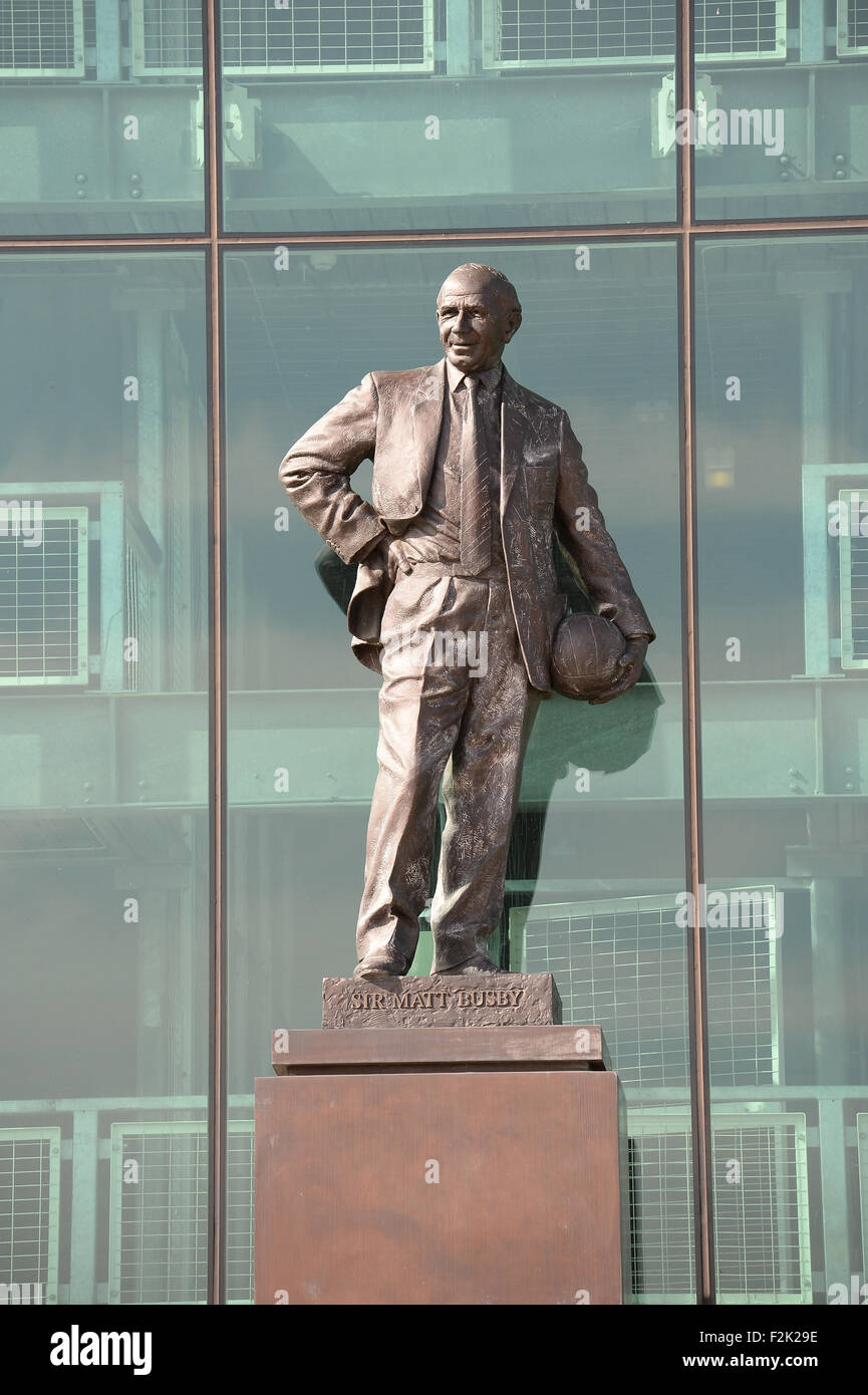 Sir Bobby Charlton Statue außerhalb Manchester United Football Club Stadion Old Trafford, Manchester Stockfoto