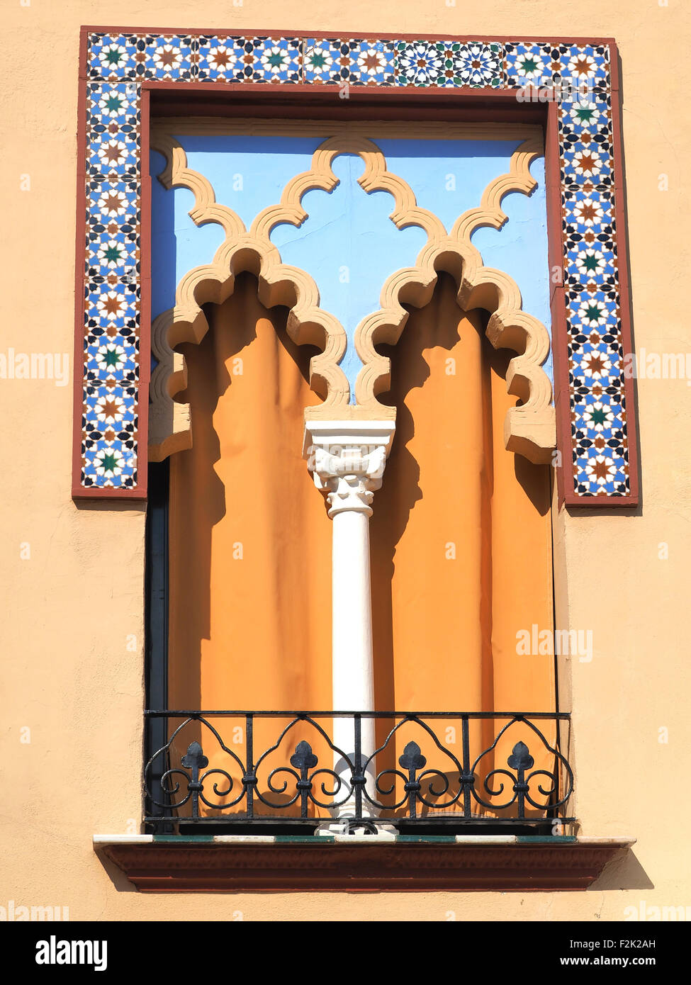 Alte Fenster im arabischen Stil in Córdoba Spanien - Architektur-Hintergrund Stockfoto