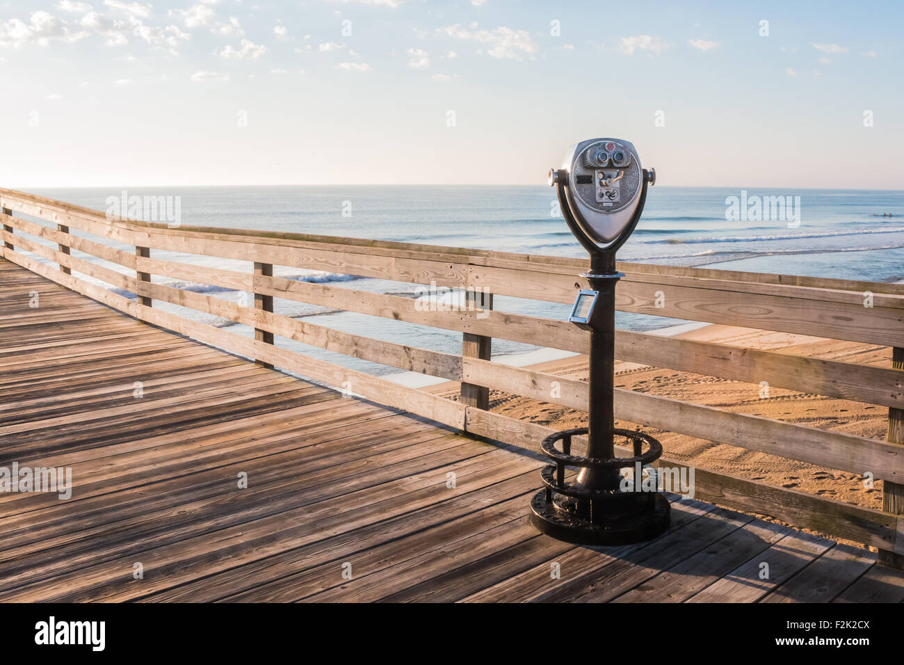 Virginia Beach Fishing Pier Sightseeing Fernglas mit Strand und Meer Hintergrund. Stockfoto