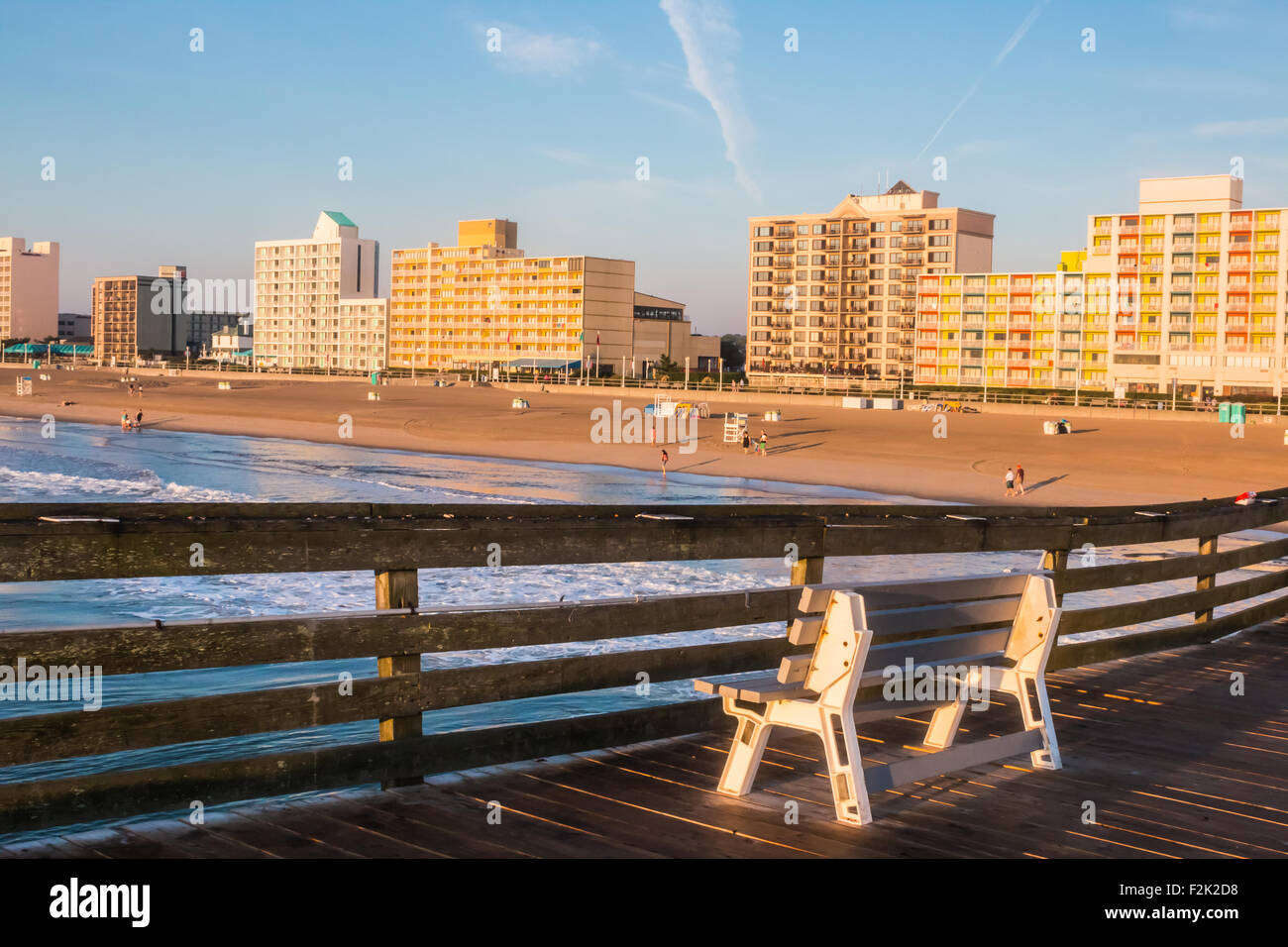Morgendämmerung am Virginia Beach boardwalk Stockfoto
