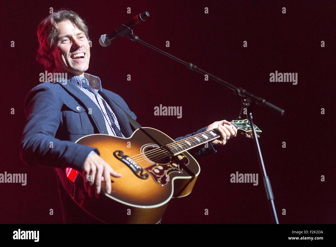 19.09.15 Komiker John Bishop mit Gitarre mit Liebe von Liverpool Konzert Stockfoto