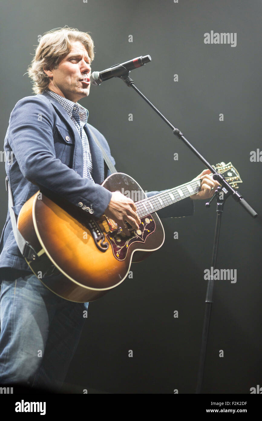 19.09.15 mit Liebe von Liverpool Konzert Comedian John Bishop mit Gitarre Stockfoto