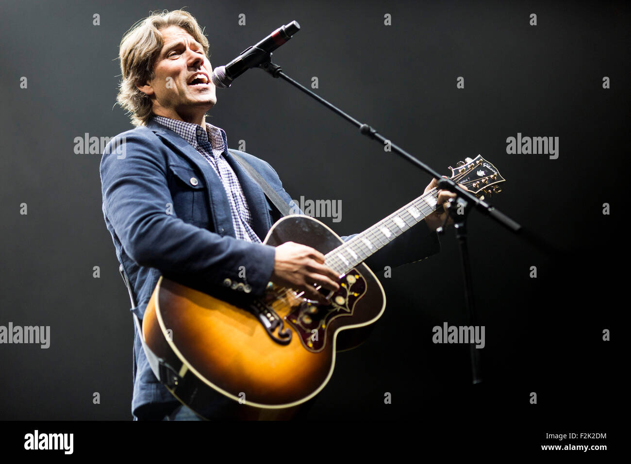 19.09.15 mit Liebe von Liverpool Konzert Comedian John Bishop mit Gitarre Stockfoto
