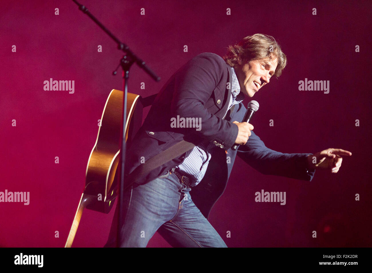 19.09.15 mit Liebe von Liverpool Konzert Comedian John Bishop mit Gitarre Stockfoto