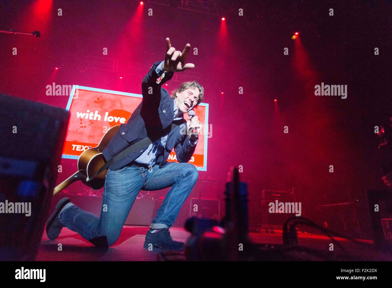 19.09.15 mit Liebe von Liverpool Konzert Comedian John Bishop mit Gitarre Stockfoto
