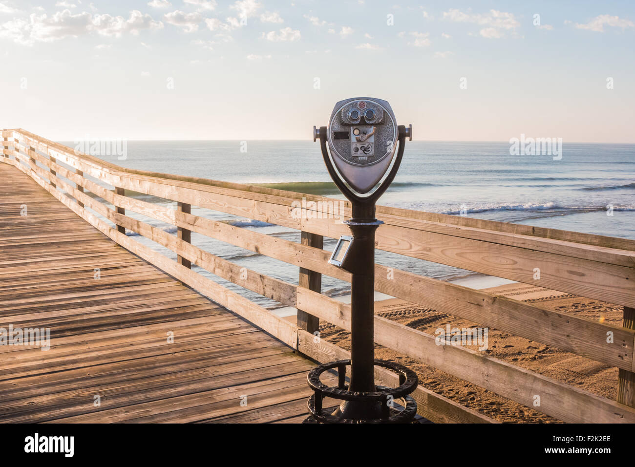 Sightseeing-Fernglas auf Virginia Beach Fishing Pier mit Ozean Hintergrund. Stockfoto