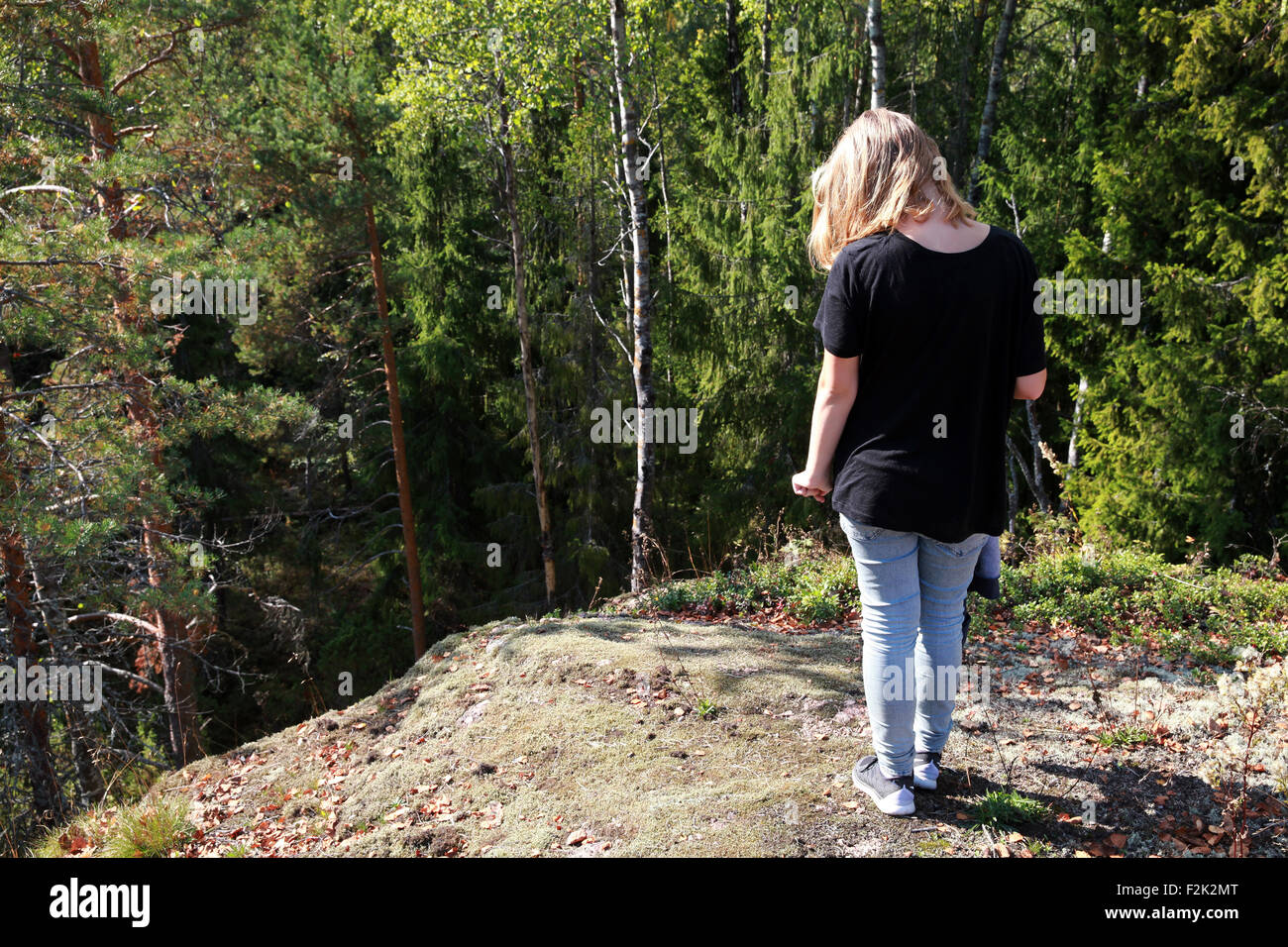 Blonde kaukasische Teenager-Mädchen im Sommer Wald, Rückansicht Stockfoto