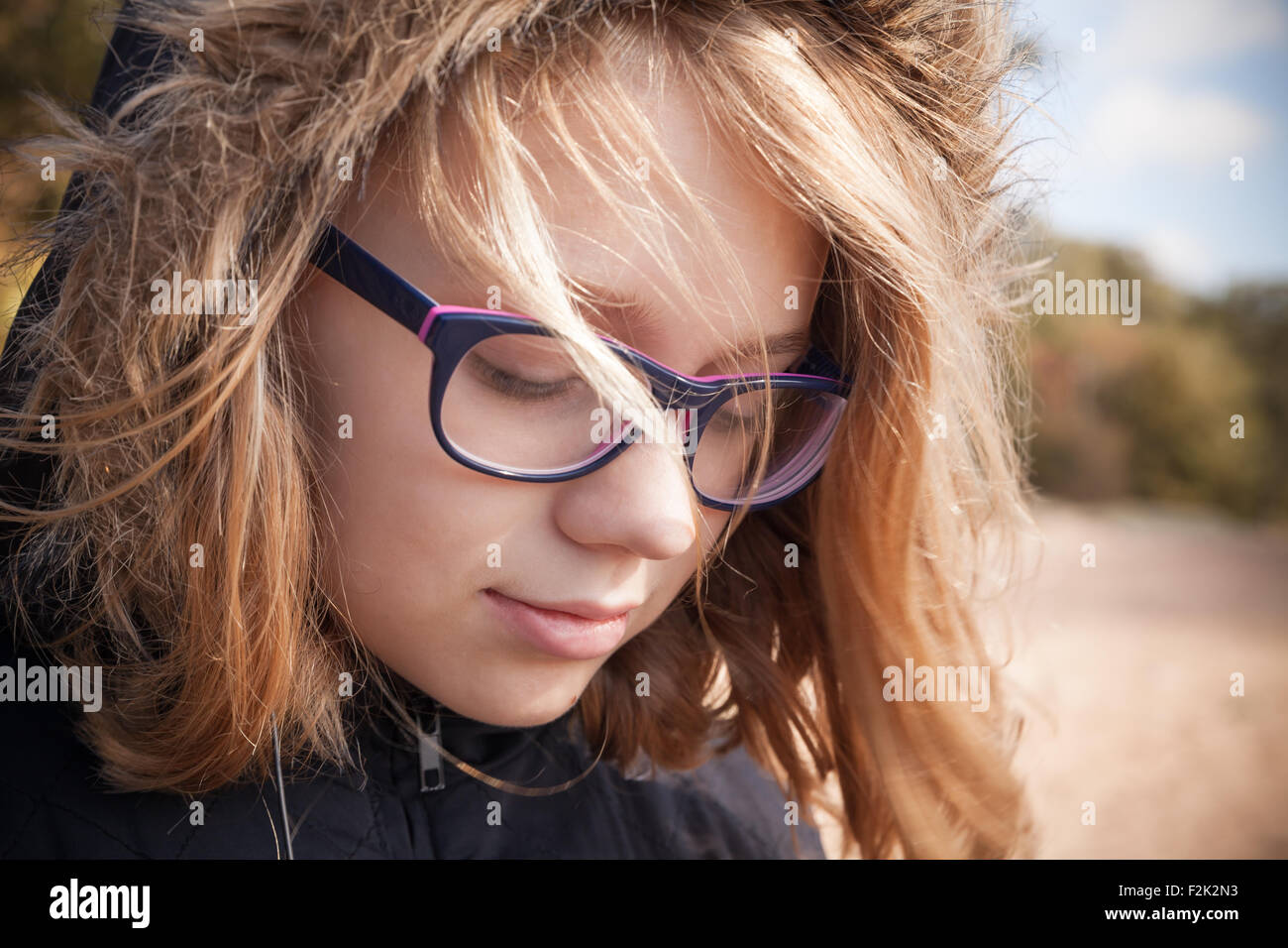 Schöne blonde kaukasische Teenager-Mädchen in Gläsern, Outdoor-Nahaufnahme portrait Stockfoto