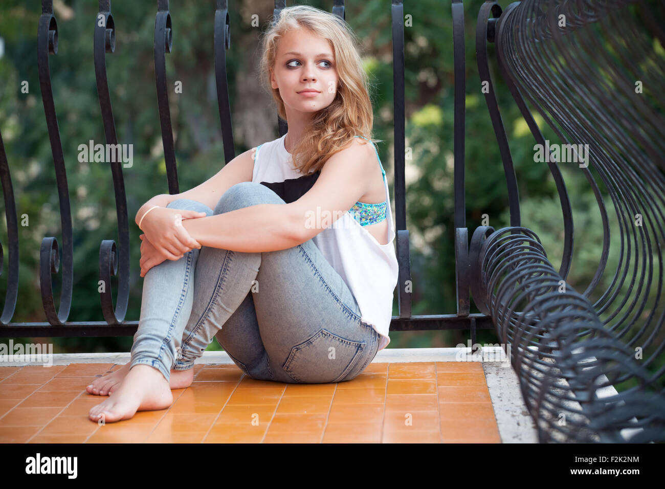 Schöne blonde kaukasische Teenager-Mädchen auf Balkon, outdoor-Sommer-Porträt Stockfoto