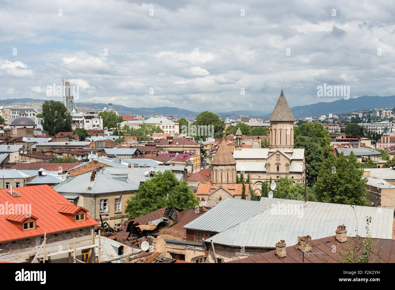 Dächer der alten Tbilissi mit Top Saint Bethlehem Kirche, Georgia Stockfoto