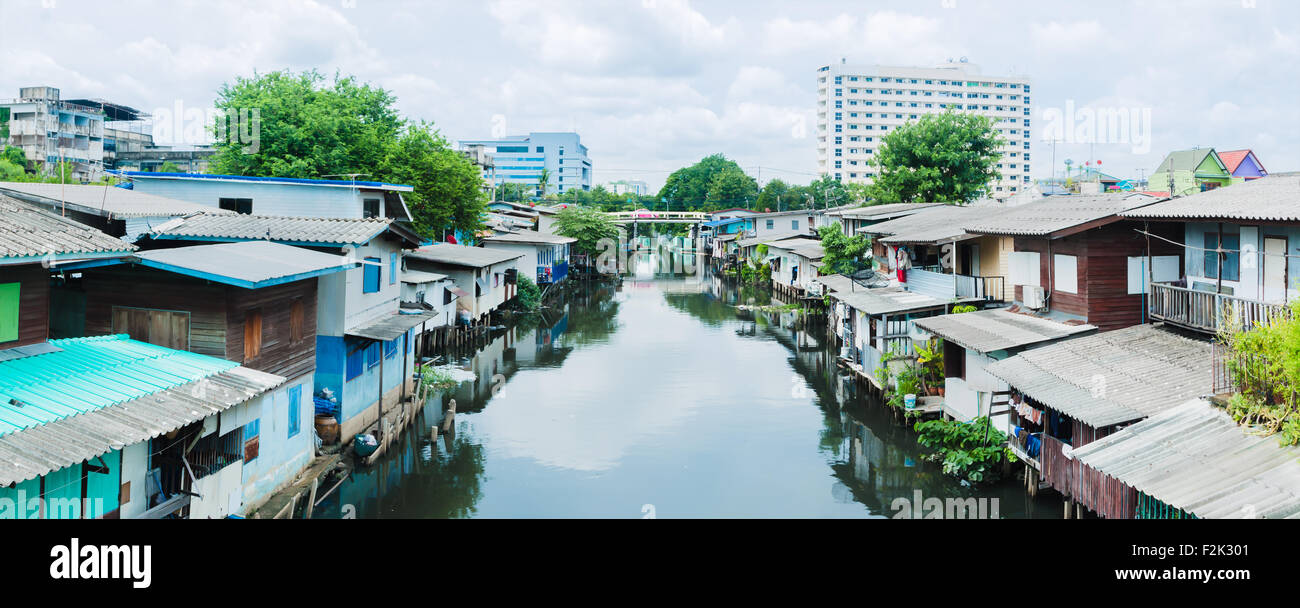 Armenhaus und das schmutzige Wasser Kanal im Vorort Thailand. Panorama Stockfoto