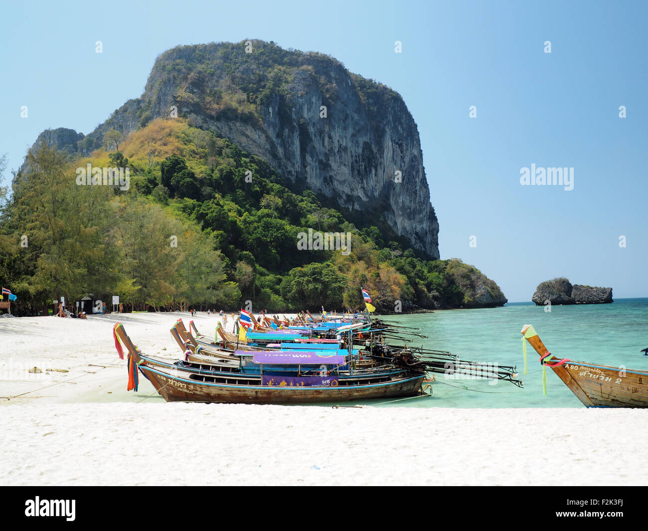 KRABI, THAILAND - 15. Februar 2015: Traditionelle Thai hölzerne Longtail-Boot wartet auf die Ufer des Bamboo Island für Passagiere auf Stockfoto