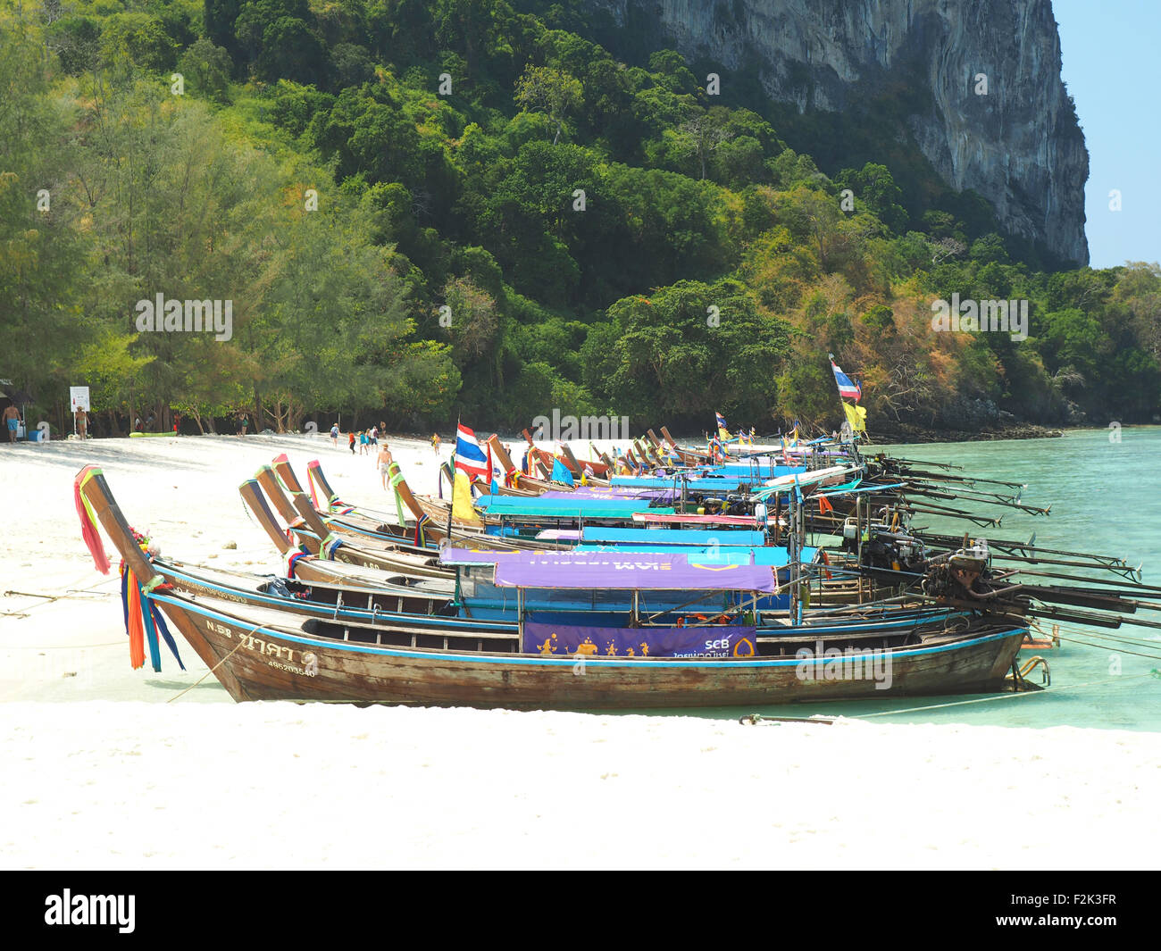 KRABI, THAILAND - 15. Februar 2015: Traditionelle Thai hölzerne Longtail-Boot wartet auf die Ufer des Bamboo Island für Passagiere auf Stockfoto