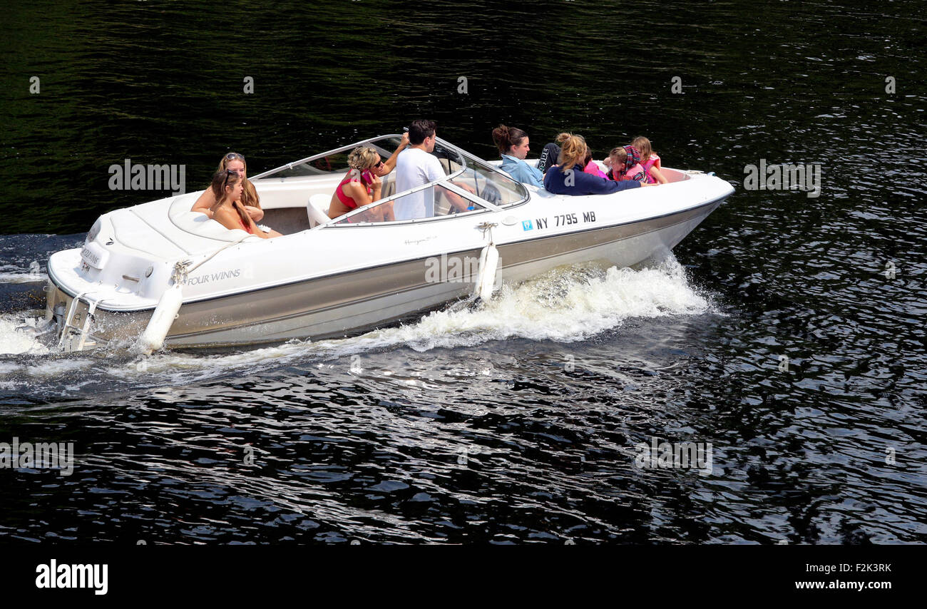 Bowrider Motorboot Bowrider mit Menschen Familie geladen. Lange See New York USA US Amerika Adirondack State Park Stockfoto