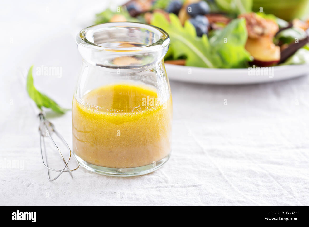Salat-Dressing mit Olivenöl, Honig, Senf und Essig Stockfoto