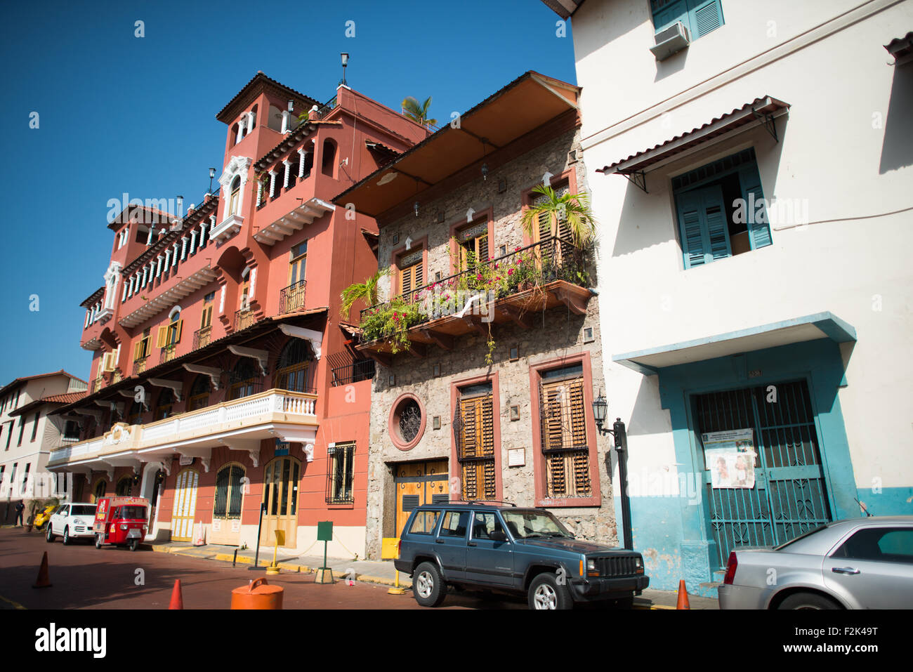 PANAMA-STADT, Panama – die Plaza Simon Bolivar ist ein kleiner öffentlicher Platz in Casco Viejo, einen Block vom Wasser entfernt. Sie ist nach dem venezolanischen General Simón Bolívar, dem „Befreier Lateinamerikas“, benannt, und eine Statue Bolivars steht in der Mitte des Platzes. Stockfoto