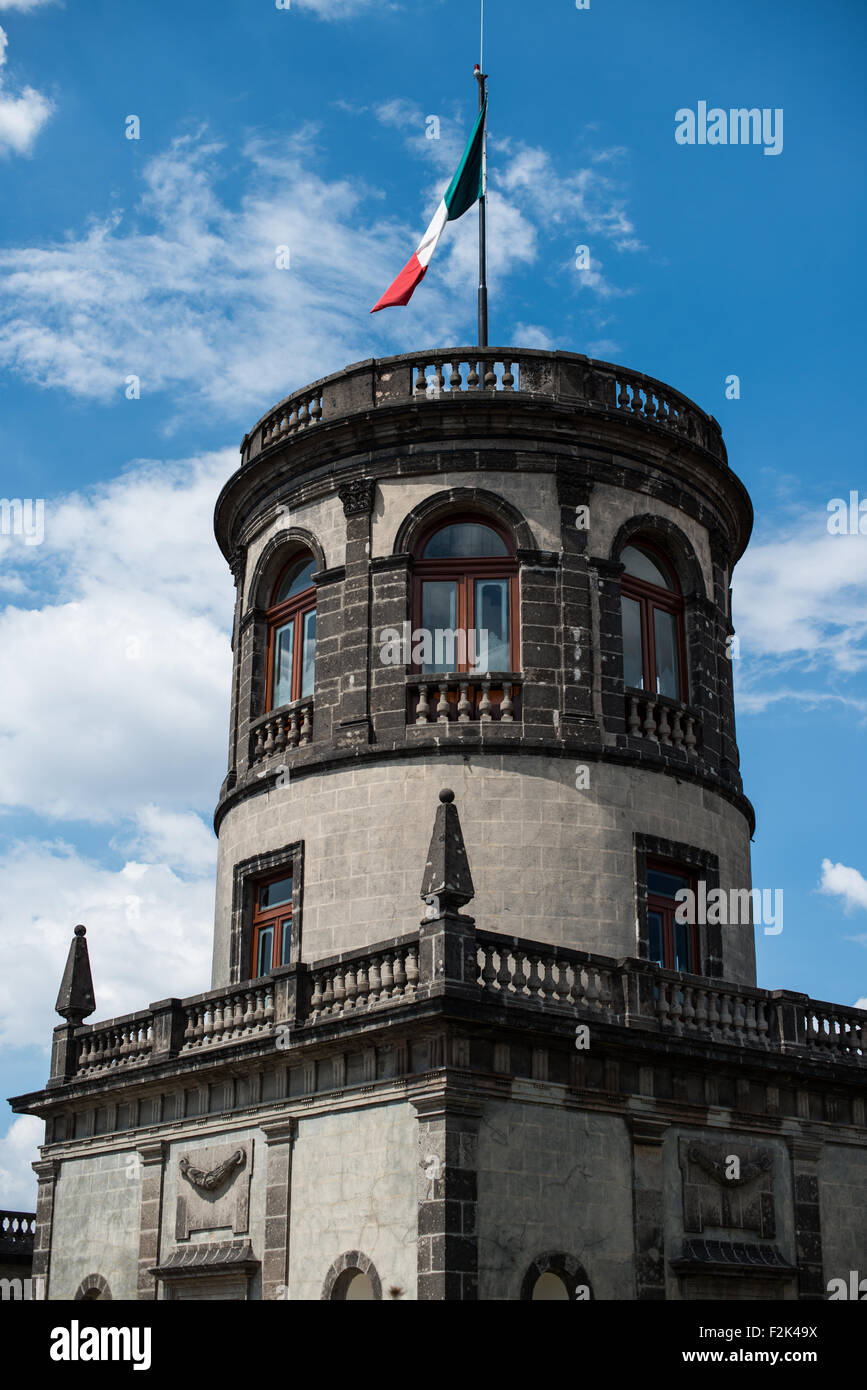 Mexiko City, Mexiko - Seit dem Bau der ersten um 1785 begonnen, das Schloss Chapultepec hat eine Militärakademie, kaiserliche Residenz, Presidential home, Sternwarte, und ist jetzt von Mexico National History Museum (Museo Nacional de Historia). Es befindet sich auf der Spitze des Chapultepec Hügel im Herzen von Mexico City. Stockfoto