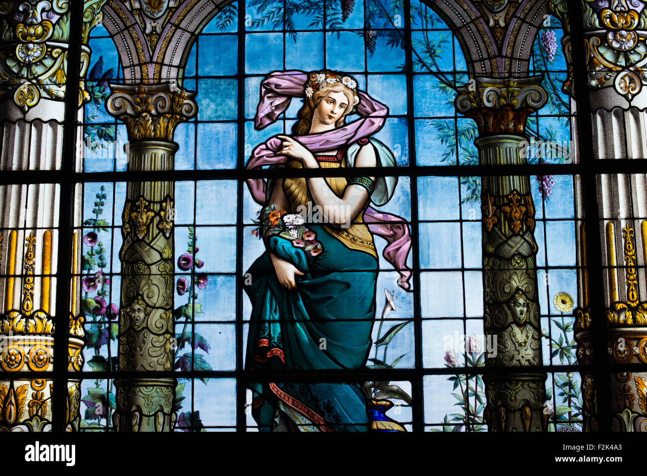 Chapultepec Castle Buntglasplatte Mexiko-Stadt // MEXIKO-STADT, Mexiko — die Galería de Emplomados (auch bekannt als Buntglasgalerie) zeigt fünf monumentale Jugendstil-Buntglaspaneele, die 1901-1902 von dem französischen Glasmeister Champigneulle Fils installiert wurden. Jedes Panel zeigt eine griechisch-römische Göttin, die Pomona, Flora, Hebe, Diana und Ceres repräsentiert. symbolisiert Themen wie Natur, Fruchtbarkeit und Überfluss. Die Tafeln erstrecken sich über fast 800 Quadratfuß (74 Quadratmeter) mit leuchtender Dekoration entlang des östlichen Terrassenkorridors des Chapultepec Castle. Im Auftrag von Präsident Porfirio Díaz d Stockfoto