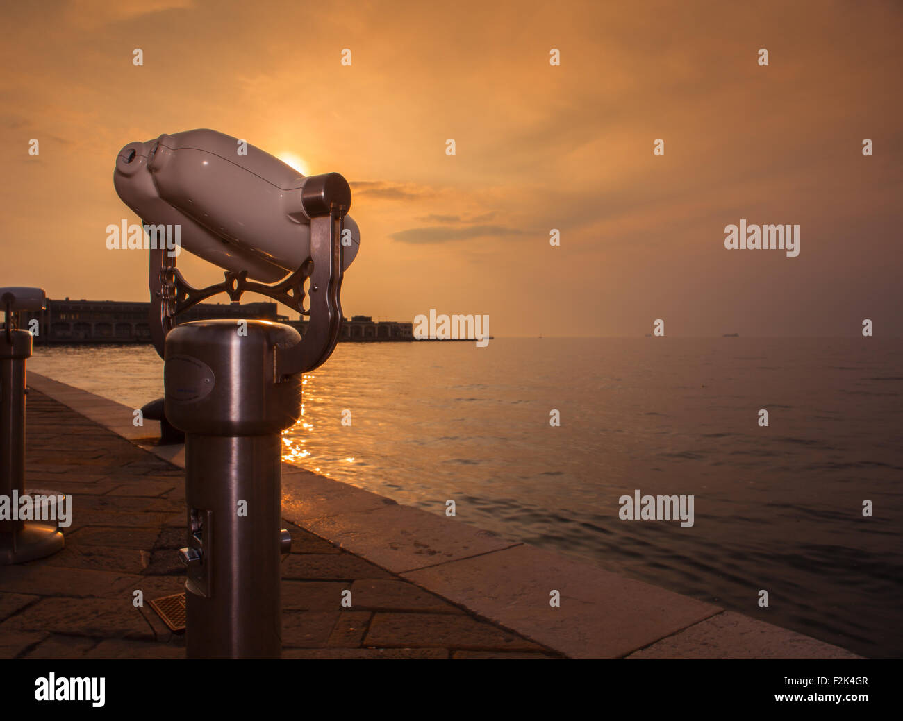 Blick auf touristische Fernglas in der Küste von Triest Stockfoto
