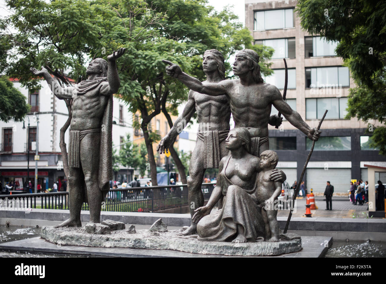 Eine Statue eines Satzes der vorkolonialen Figuren im Centro Historico, Mexiko-Stadt. Stockfoto