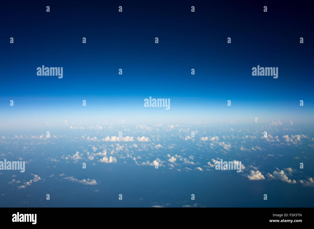 Mexiko-Stadt Flugzeugblick Mexiko // Ein Blick aus dem Flugzeugfenster, das über Mexiko-Stadt fliegt. Stockfoto