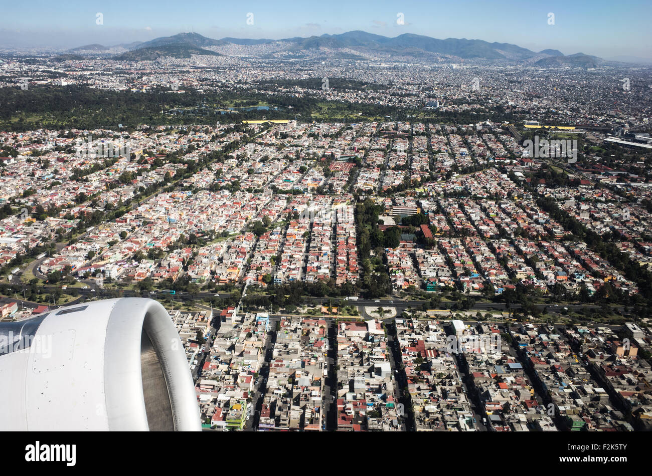 Mexico Aerial View Landscape // eine Luftaufnahme von Mexiko entfaltet sich unter der Ebene und offenbart eine vielfältige Landschaft. Von zerklüfteten Bergketten und weitläufigen Wüsten bis hin zu üppigen Wäldern und gewundenen Küsten – diese Vogelperspektive zeigt die reiche geografische Vielfalt des Landes. Städte und ländliche Gebiete prägen das Gelände und bieten eine atemberaubende visuelle Darstellung von Mexikos natürlicher Schönheit und menschlicher Entwicklung. Stockfoto